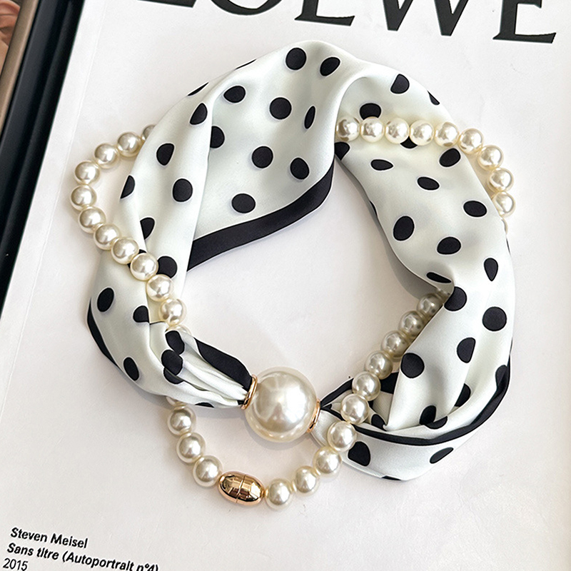 Pearl Trim Chain - Syal Leher Satin dengan Gesper Kalung